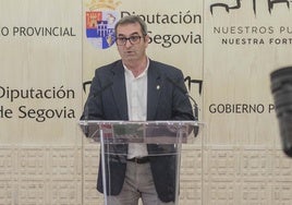 El diputado Jaime Pérez, durante el anuncio del reconocimiento en ciberseguridad.