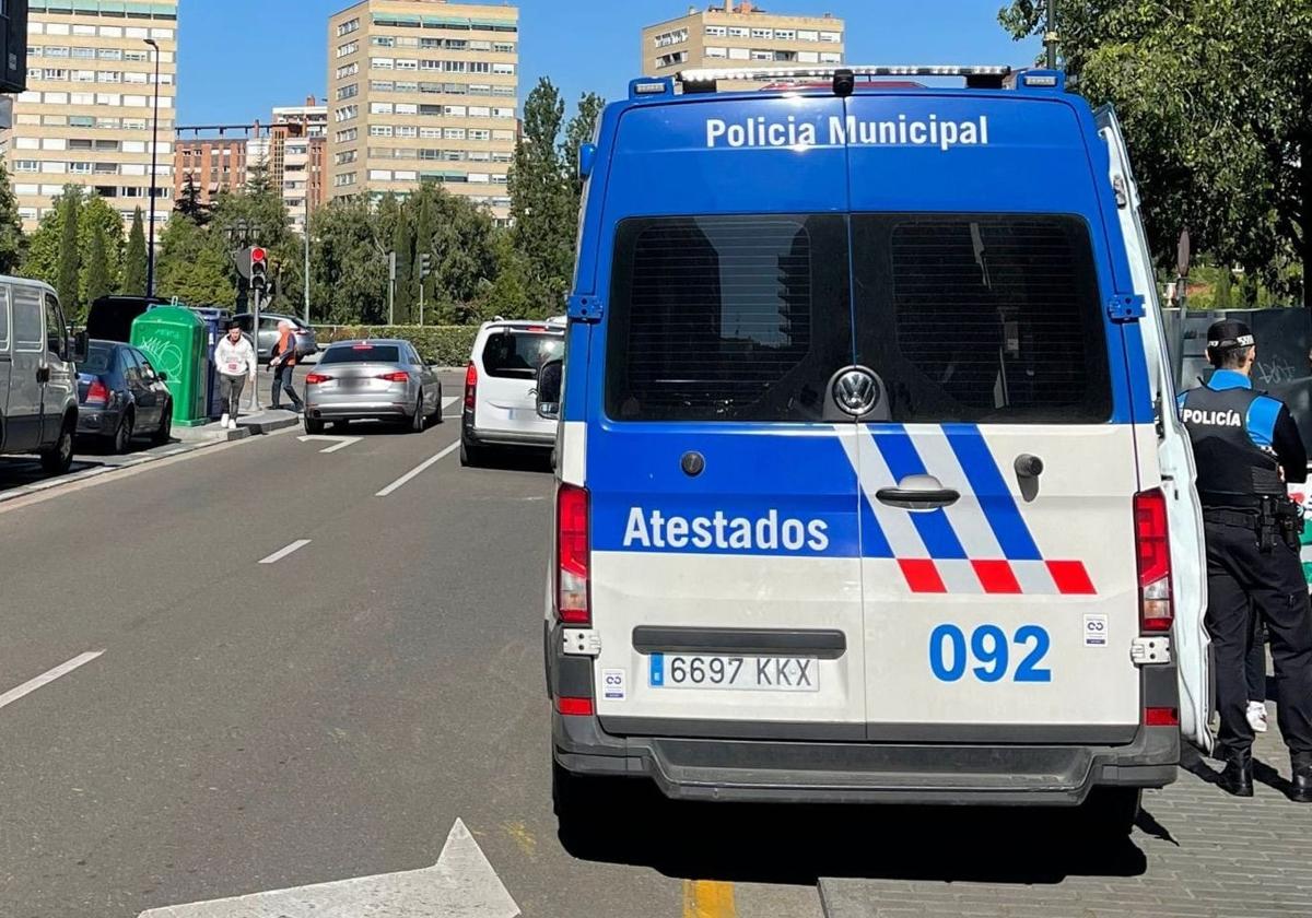 El equipo de Atestados durante un control de alcoholemia.