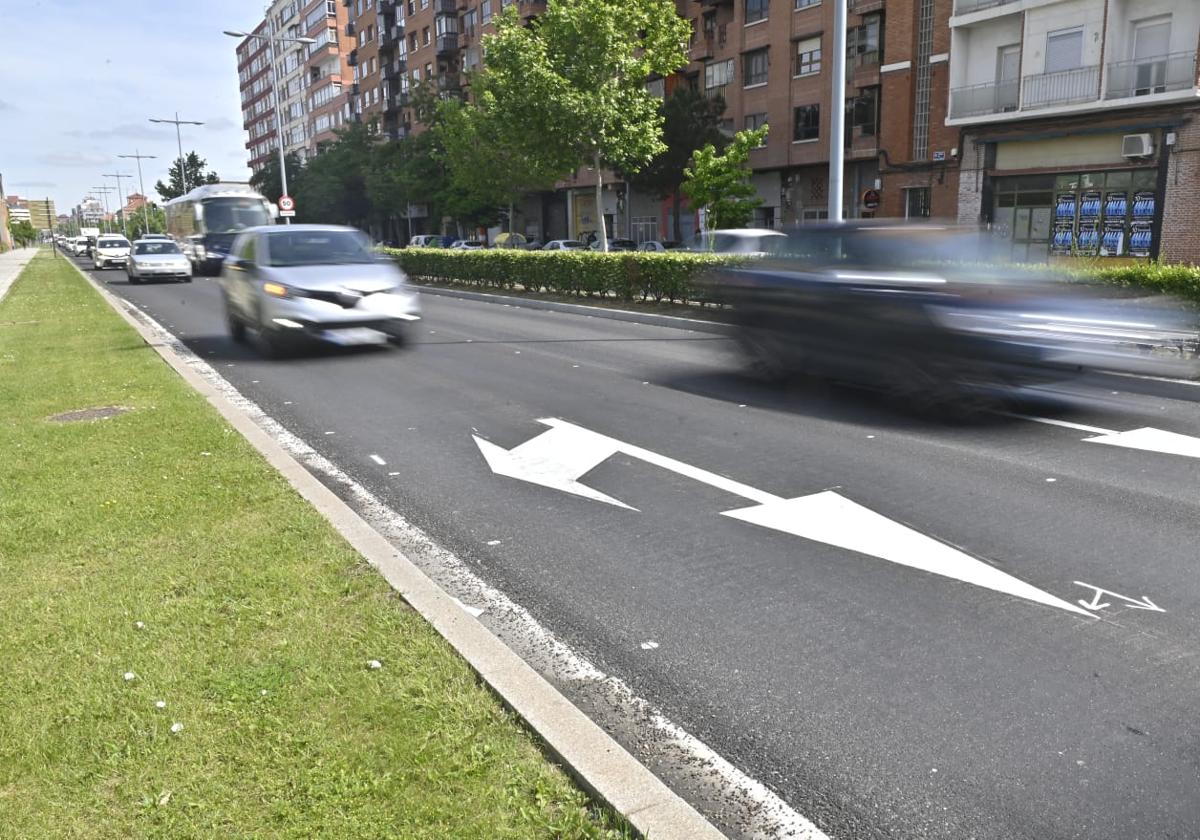 Las marcas viales, ya pintadas en el asfalto del paseo de Arco de Ladrillo.