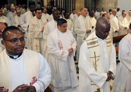 Sacerdotes africanos de la Diócesis de Segovia, durante la última Misa Crismal celebrada en la Catedral.