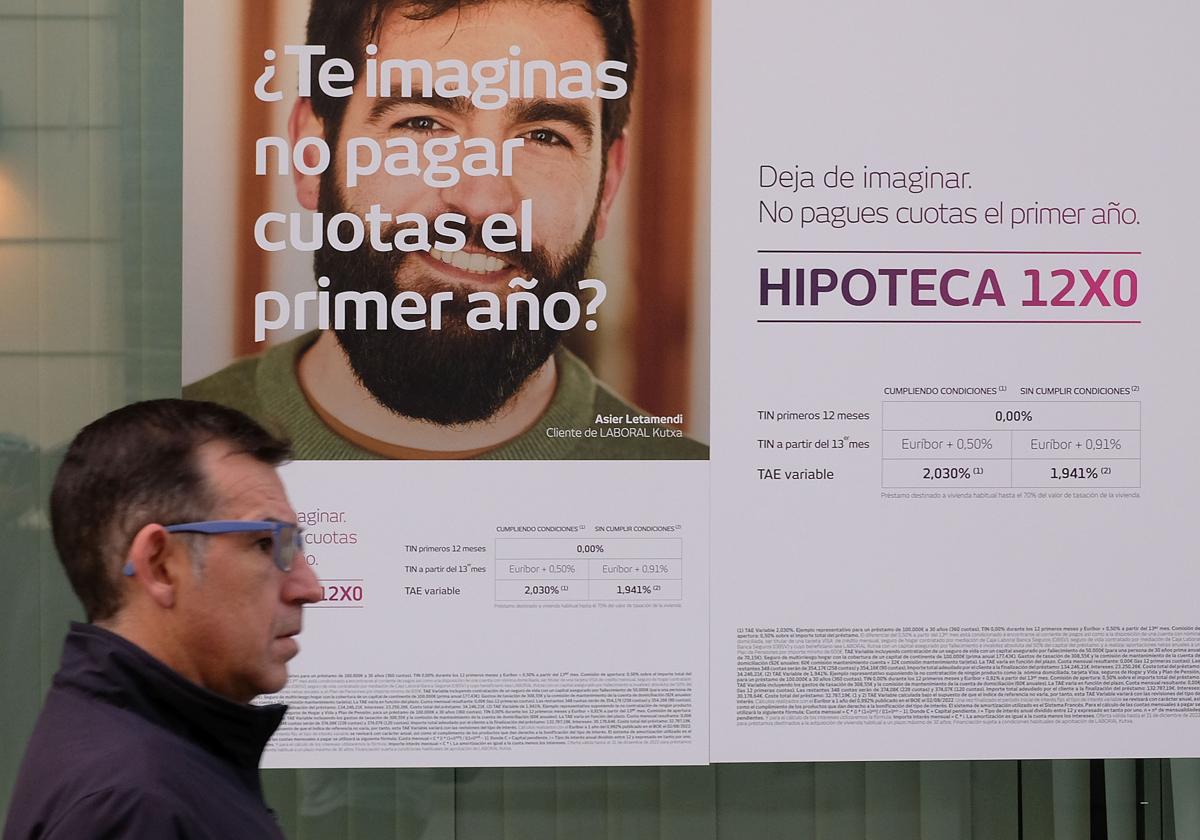 Un banco anuncia sus precios para hipotecas, en una imagen de archivo.