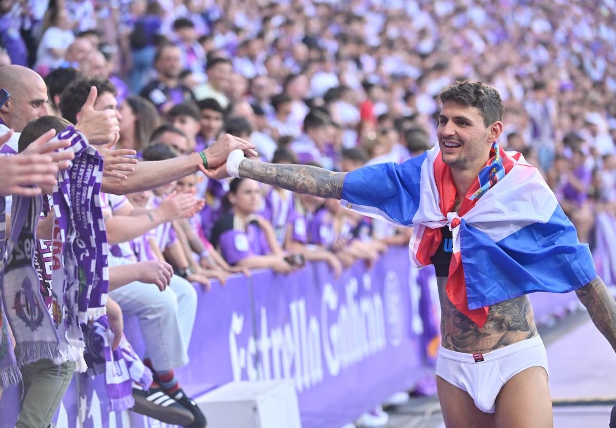 Juric celebra el éxito con los aficionados.