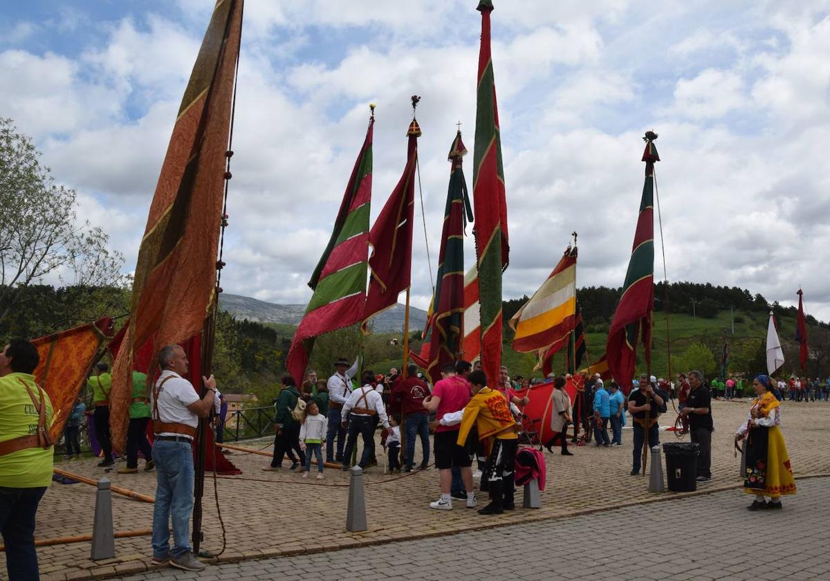 Los pendones ondean al viento en Guardo