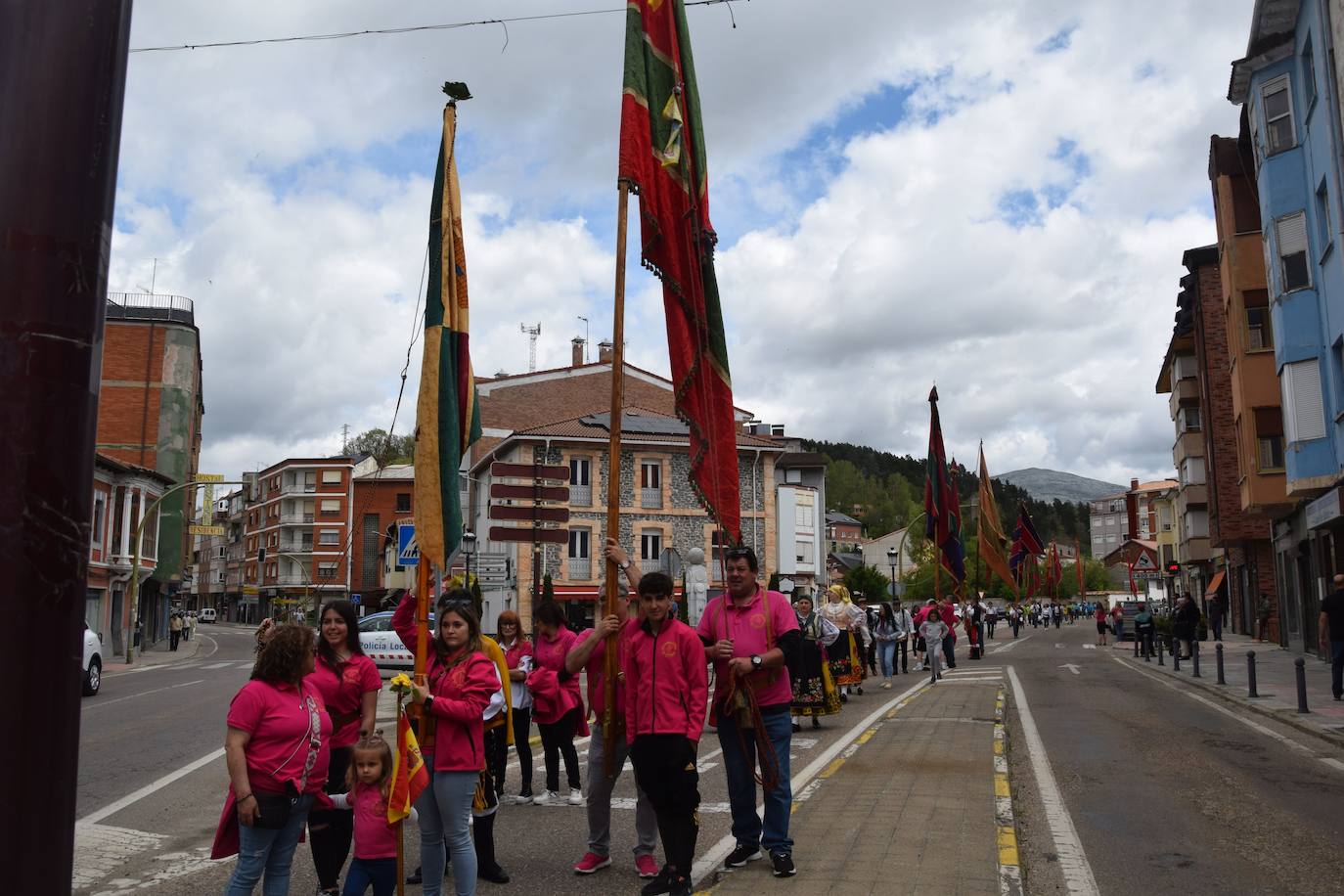 Los pendones ondean al viento en Guardo