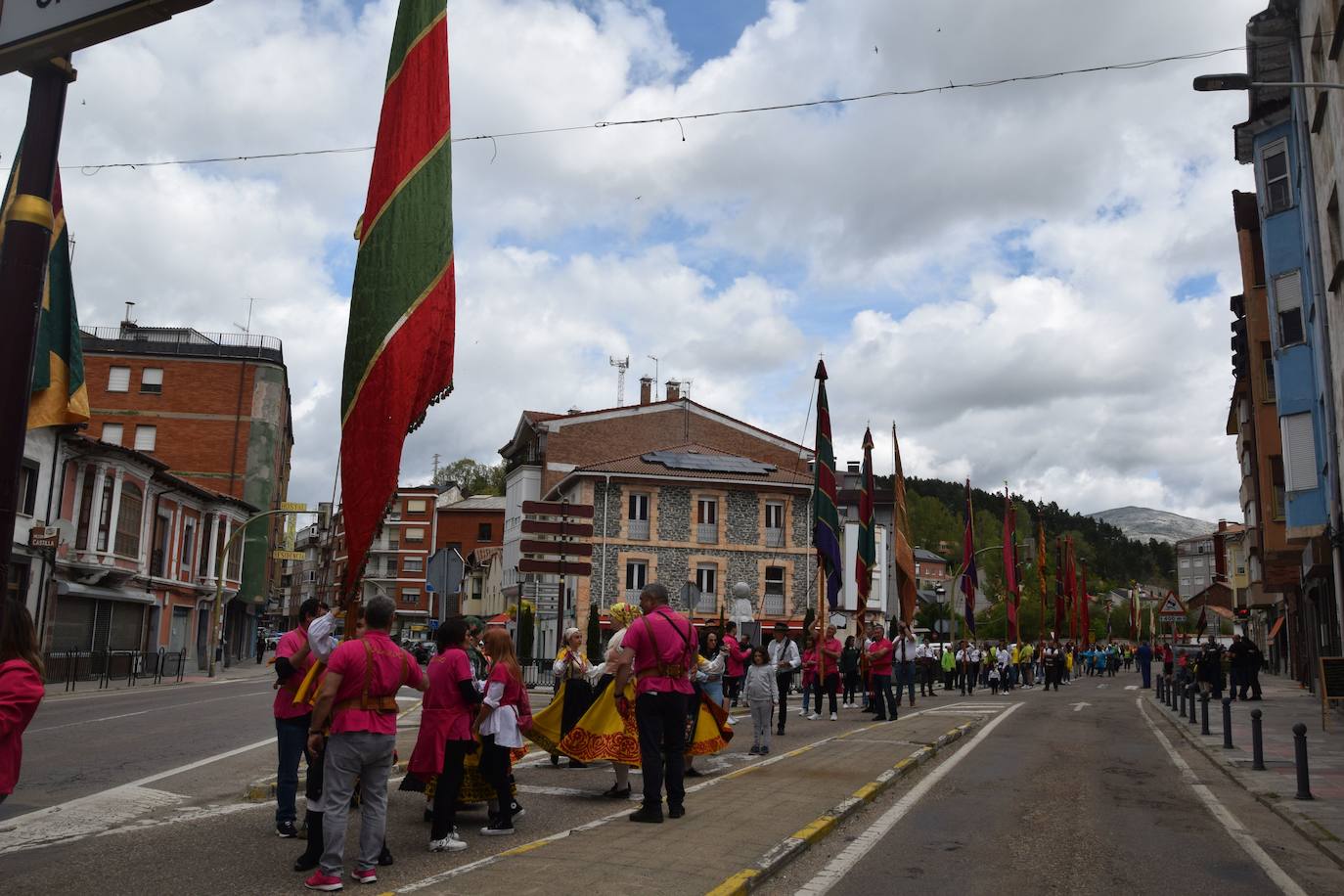 Los pendones ondean al viento en Guardo