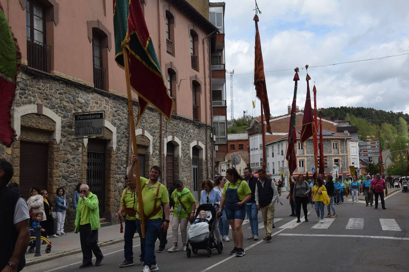 Los pendones ondean al viento en Guardo