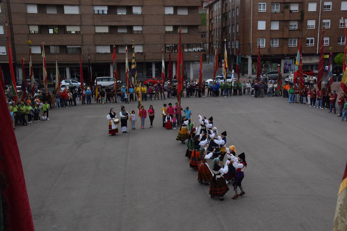 Los pendones ondean al viento en Guardo