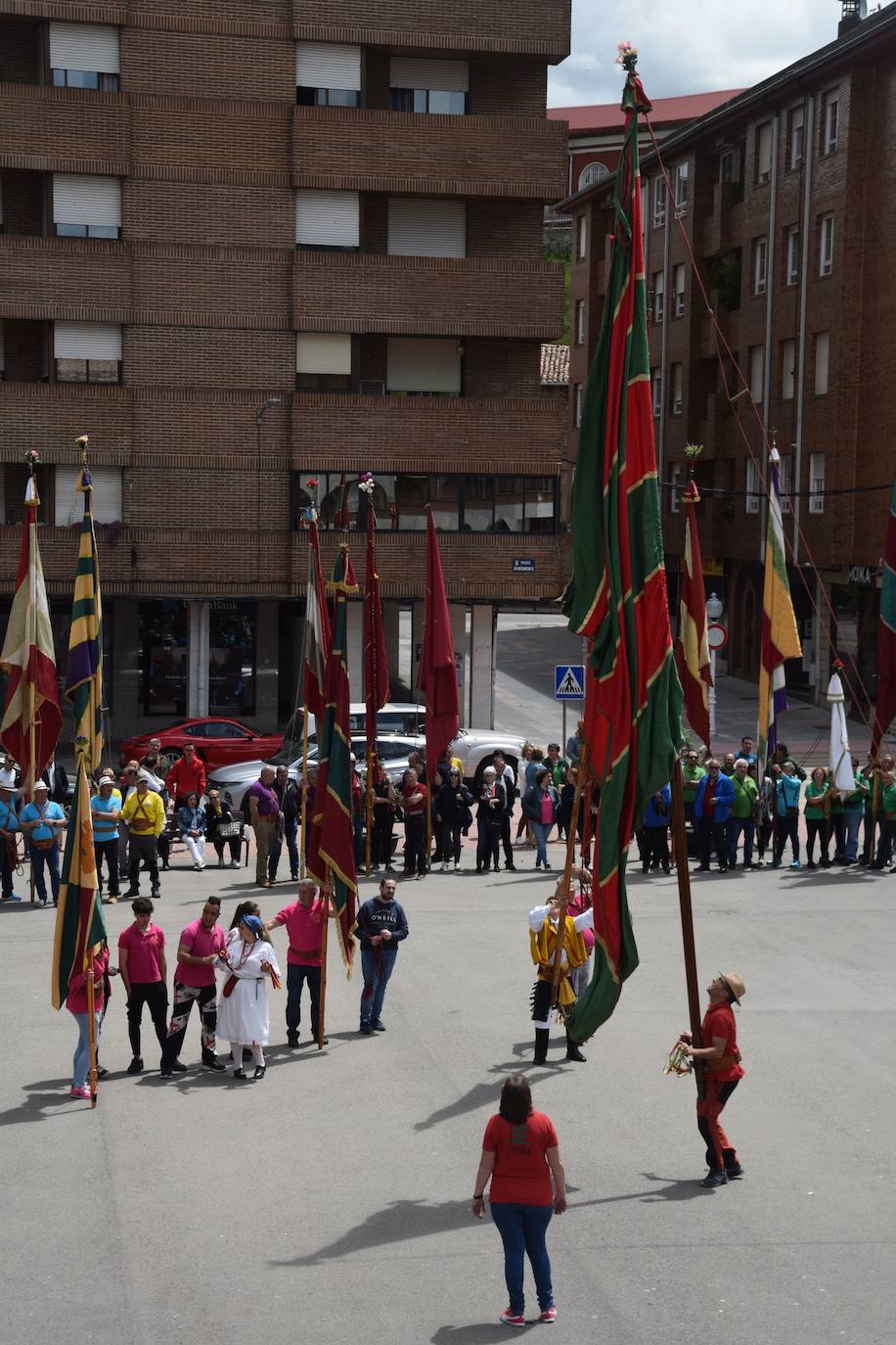 Los pendones ondean al viento en Guardo