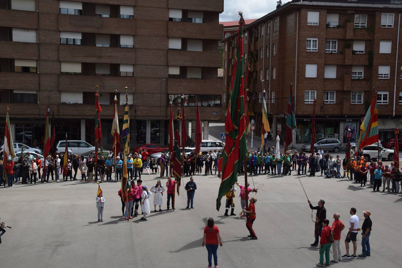 Los pendones ondean al viento en Guardo