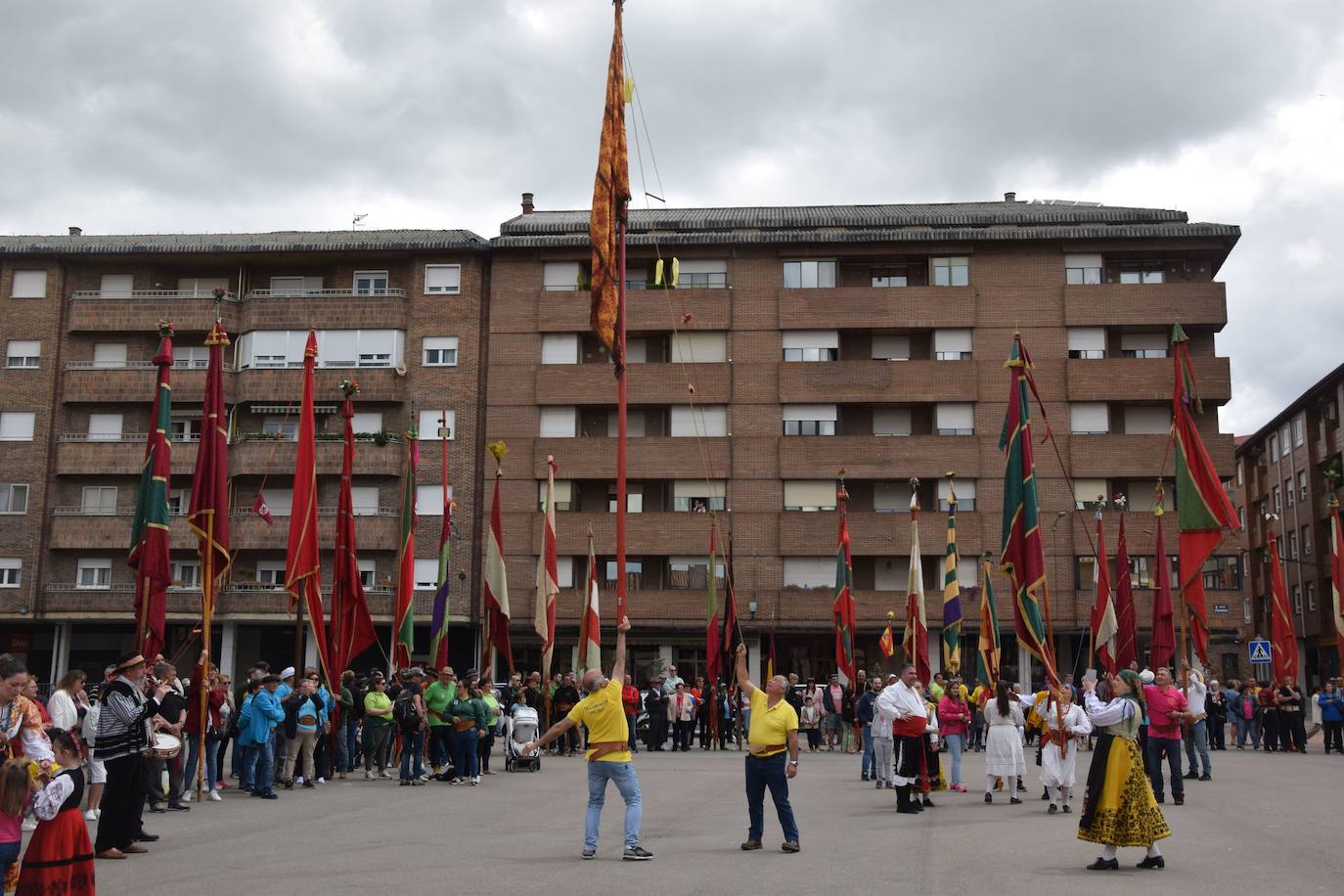 Los pendones ondean al viento en Guardo