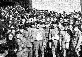 Los vallisoletanos arropan a los agentes que sobrevivieron a los disturbios de la revolución de Asturias a la salida del funeral por los trece fallecidos celebrado en San Benito del 31 de octubre de 1934.