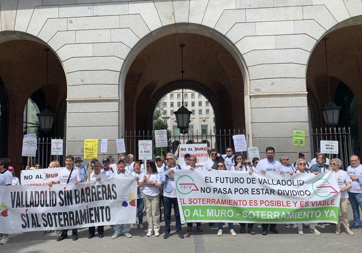 Concentración de la Plataforma por el Soterramiento, este lunes frente al Ministerio de Transportes.