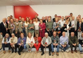 Los socialistas homenajeados con los dirigentes del partido.