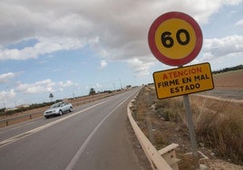 Carretera con firme en mal estado, en una imagen de archivo.