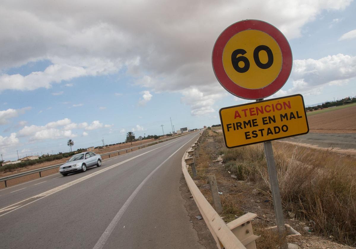 Carretera con firme en mal estado, en una imagen de archivo.