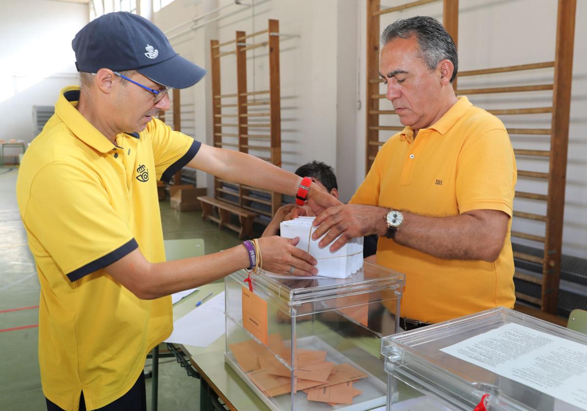 Un cartero deposita el voto por correo en las elecciones del 23J del año pasado.