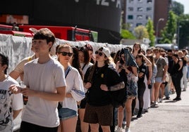 Decenas de personas hacen cola para la compra de merchandising de Taylor Swift, en los alrededores del Estadio Santiago Bernabéu.