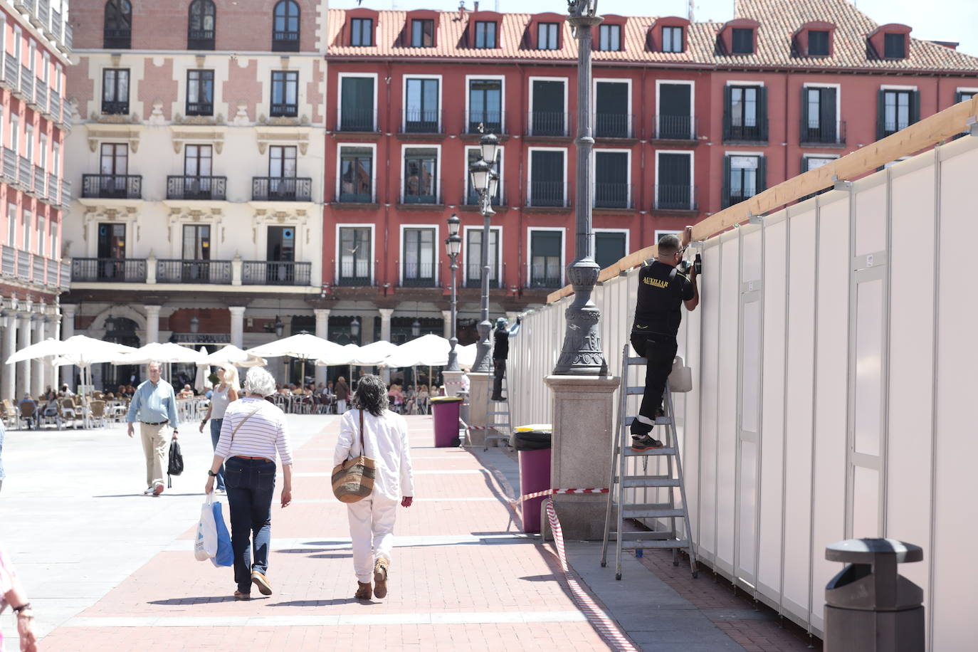 Las imágenes del montaje de la Feria del Libro en la Plaza Mayor