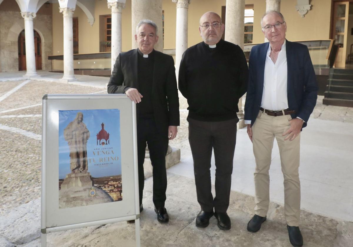 Los participantes en la presentación de los actos de clausura