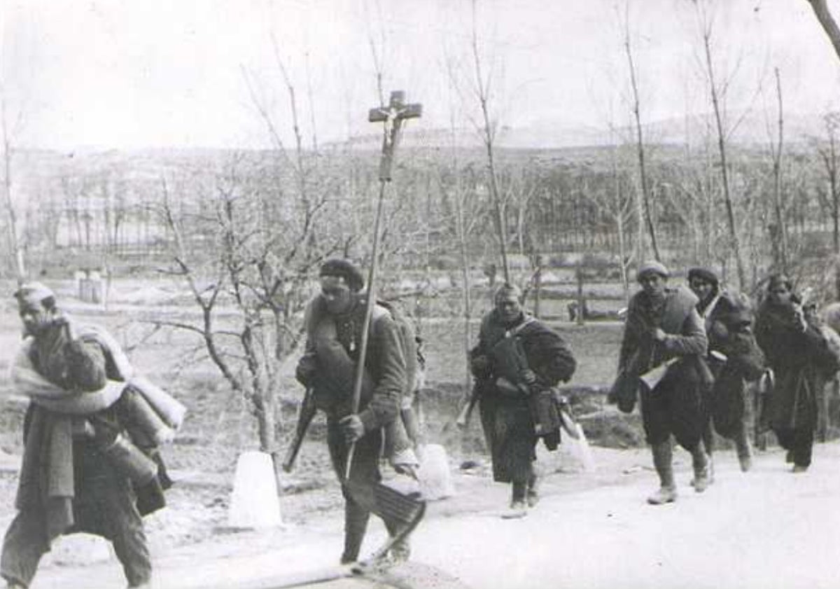 Imagen principal - Arriba, combatientes carlistas. Abajo, falangistas de Valladolid en los primeros días de la Guerra Civil y Hernando Calleja.