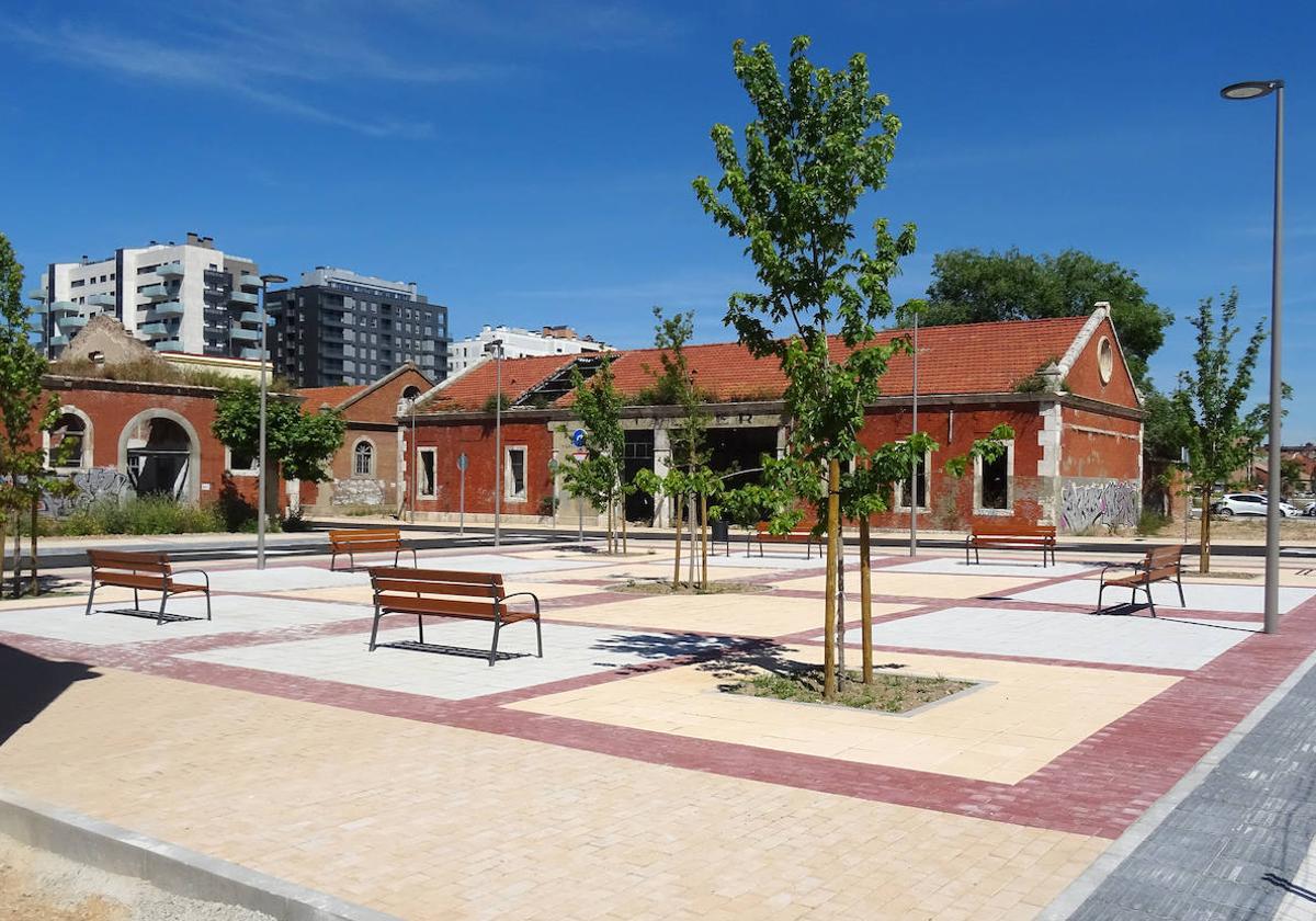 El antiguo taller del cuartel Conde Ansúrez albergará la sede de la escuela ESI y muestra ya una plazoleta adoquinada en su exterior.