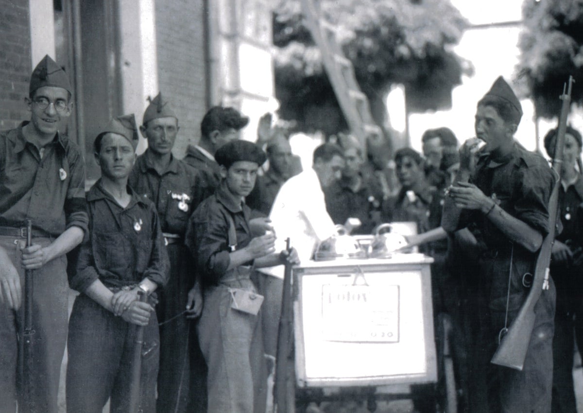 Imagen secundaria 1 - Arriba, combatientes carlistas. Abajo, falangistas de Valladolid en los primeros días de la Guerra Civil y Hernando Calleja.