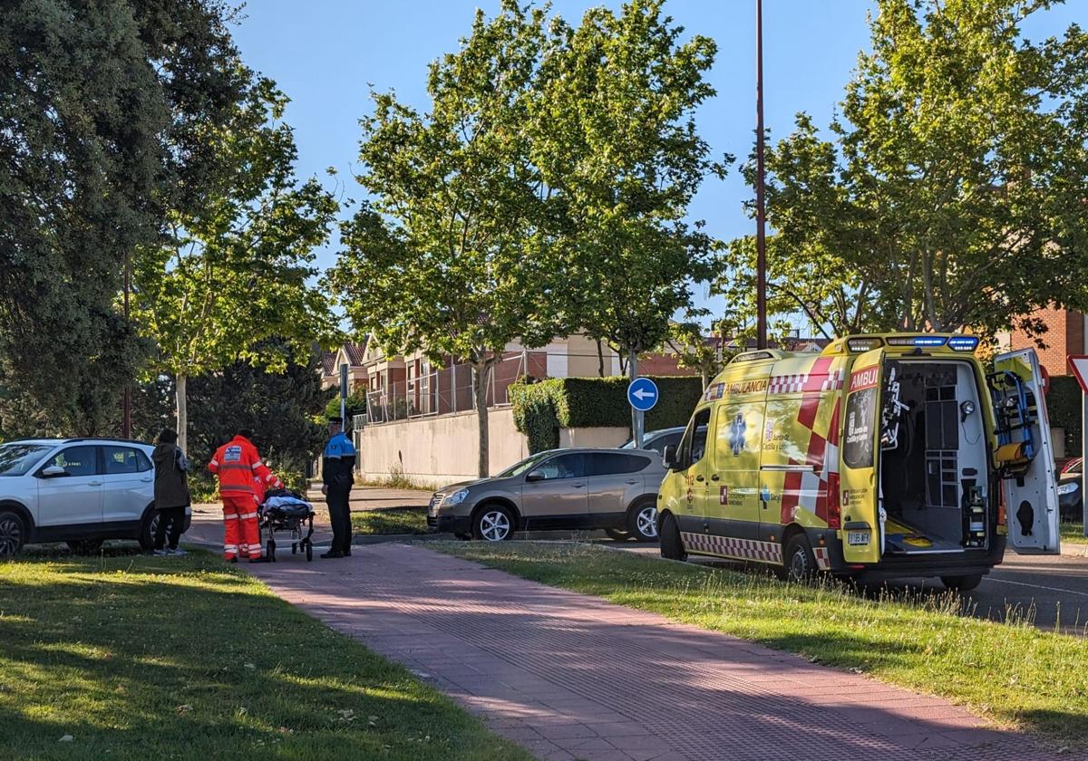 Ambulancia y Policía, este martes por la mañana en el lugar del accidente.