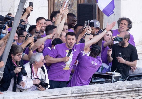 El técnico toma el micrófono durante las celebraciones del ascenso en el Ayuntamiento.