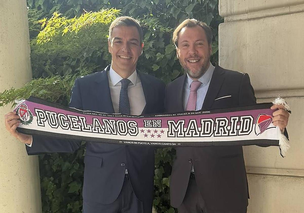 Pedro Sánchez y Óscar Puente, sujetan una bufanda de la peña blanquivioleta de Madrid en La Moncloa