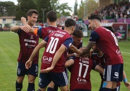 Jugadores de la Segoviana celebran el gol del ascenso a Primera RFEF.