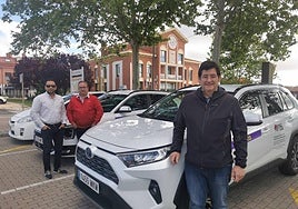 En primer término, Pedro Bautista, presidente de la Asociación de Taxis del Alfoz junto a sus compañeros Jonathan Benavente y Ángel Blázquez,