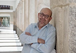 Tomás Martín en los soportales del Teatro Calderón.