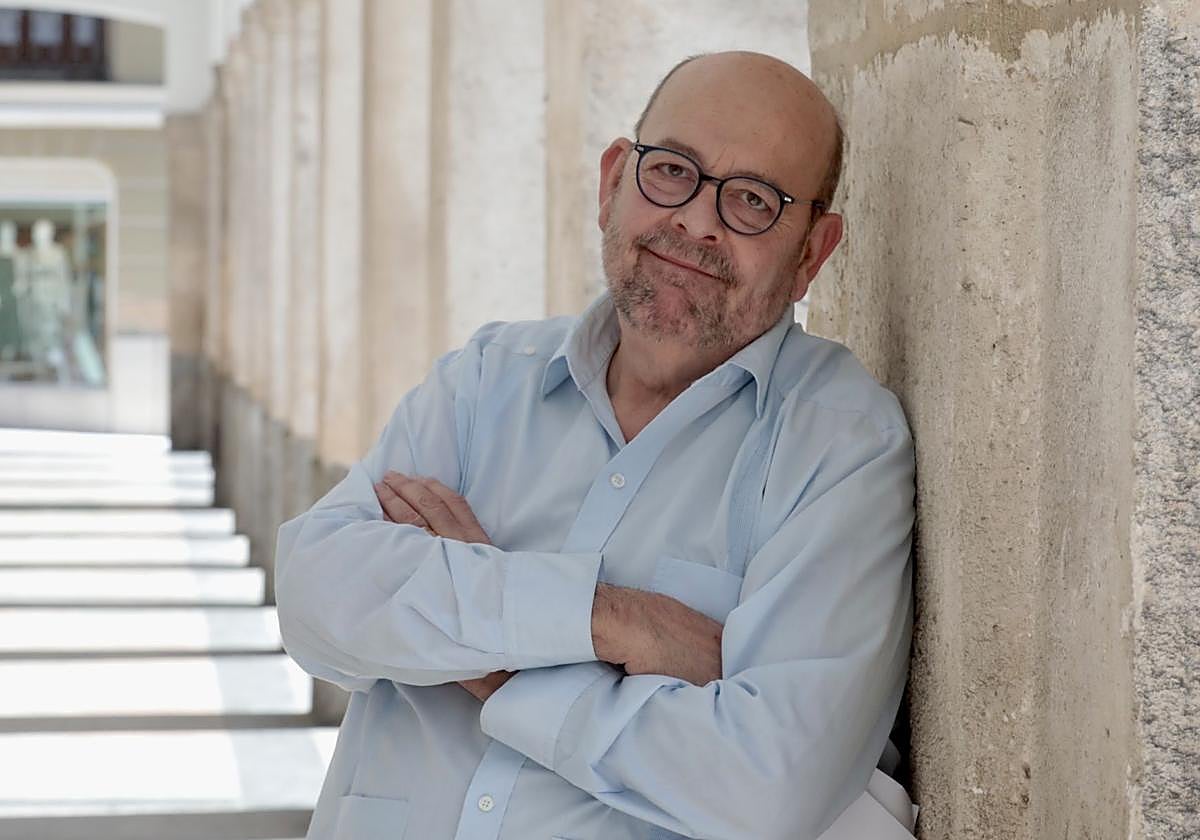 Tomás Martín en los soportales del Teatro Calderón.