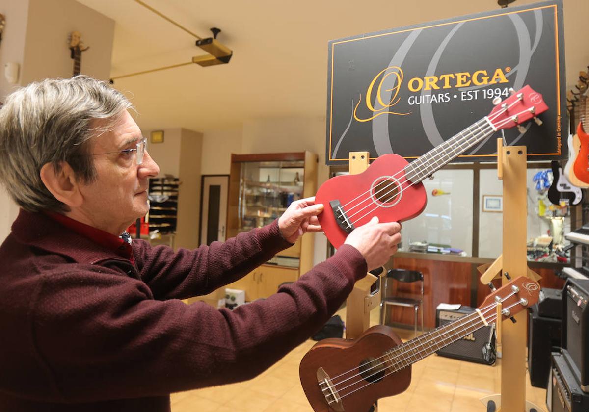 Luis Fernando Sancho, con una de las guitarras que vende en su tienda de Gil de Fuentes.