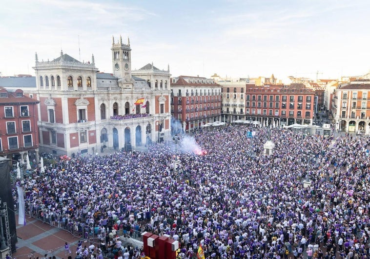 La Plaza Mayor, durante la celebración del ascenso del Pucela.