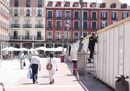 Montaje de casetas de la Feria del Libro en la Plaza Mayor.