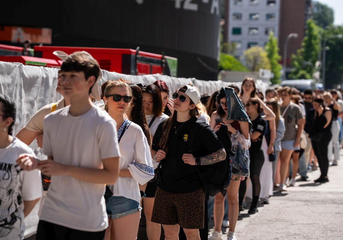 Colas de jóvenes para comprar merchandising de Taylor Swift en Madrid.