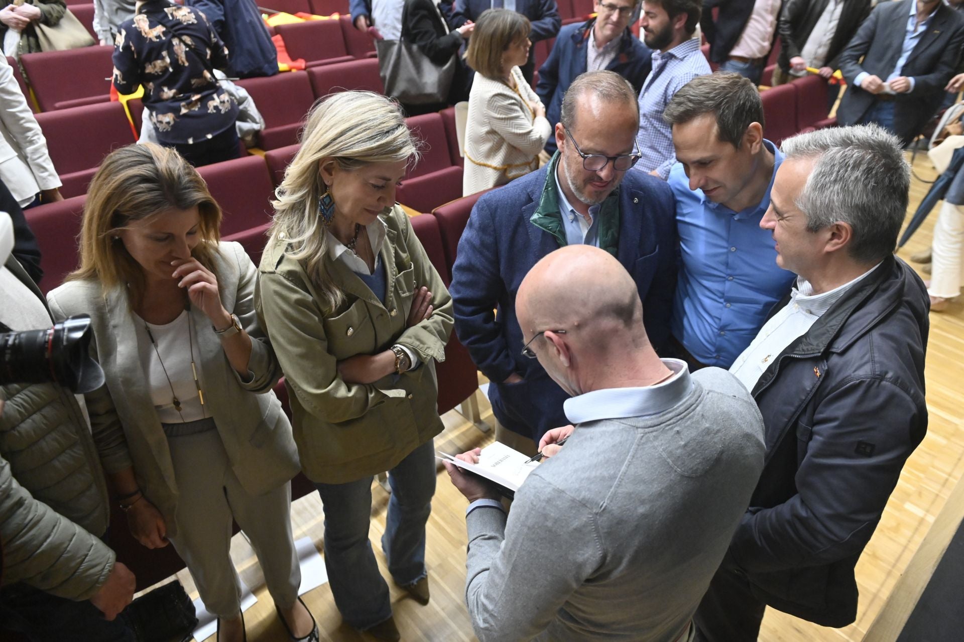 Jorge Buxadé, con procuradores, concejales y el diputado de Vox por Valladolid antes de su mitin en La Victoria el año pasado.