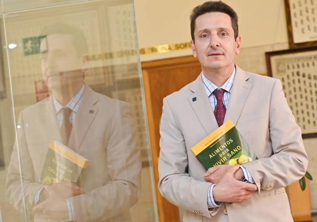 El profesor Daniel de Luis, con su libro en la Facultad de Medicina de Valladolid