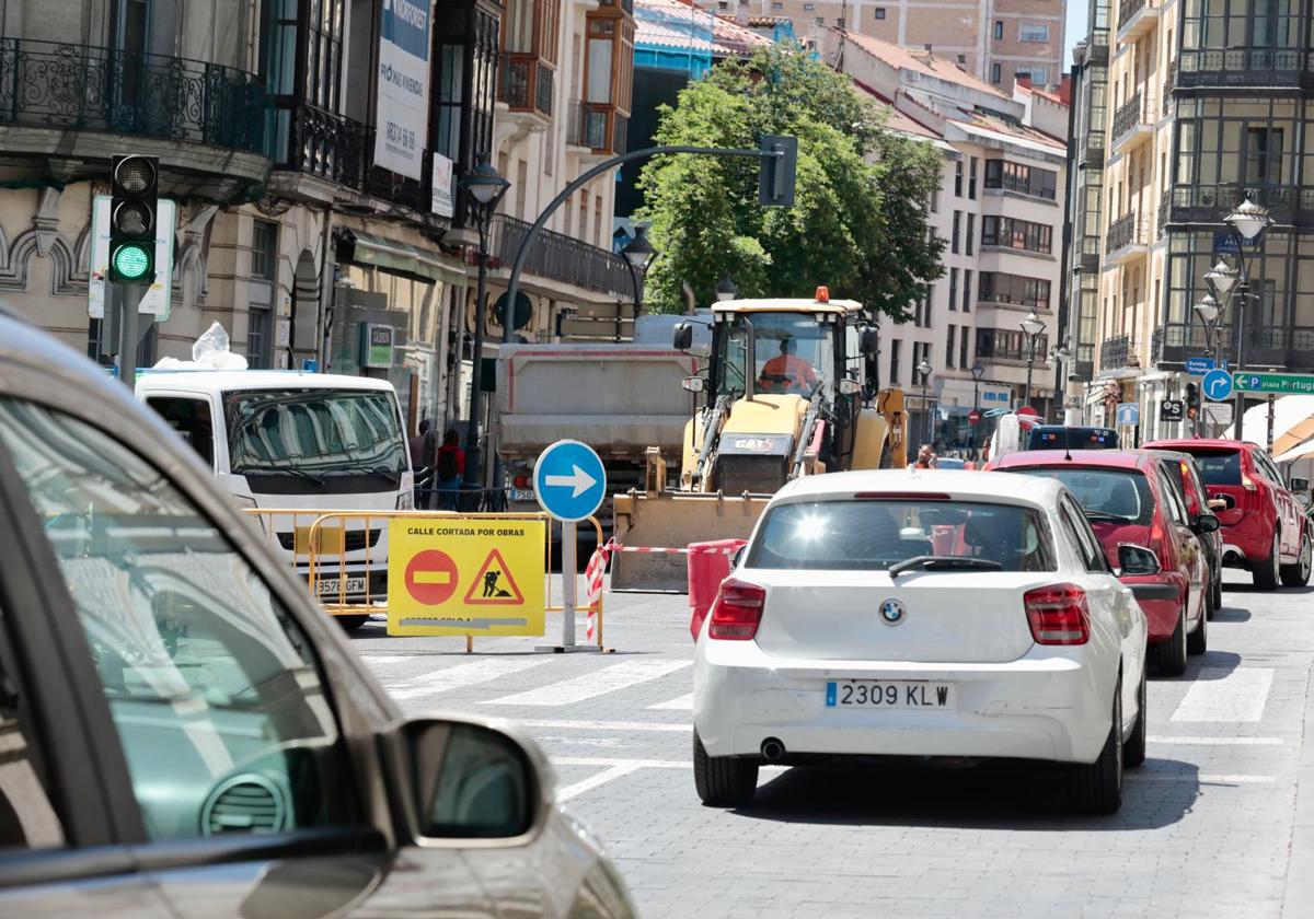 Las obras en Echegaray, que obliga a los conductores a girar por Leopoldo Cano o por Macías Picavea.