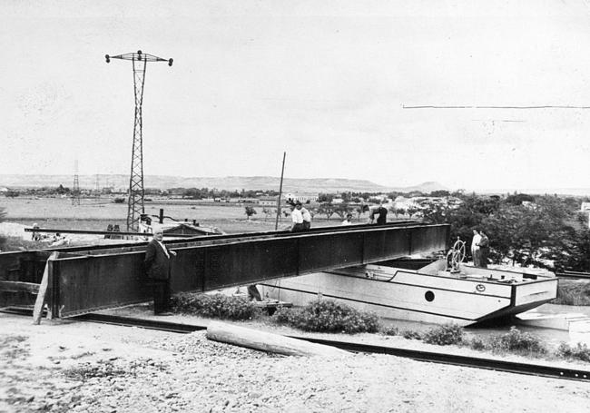 Obras de instalación de la pasarela de hierro sobre el canal de Castilla.