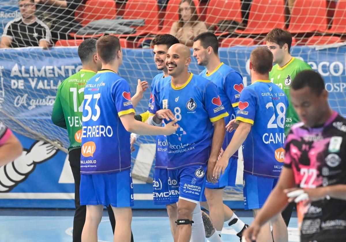 Jugadores del Recoletas se felicitan tras su triunfo frente al Abanca Ademar.