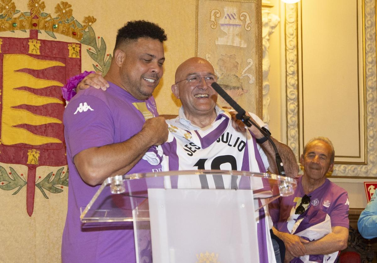 Ronaldo Nazário, con el alcalde de Valladolid, Jesús Julio Carnero