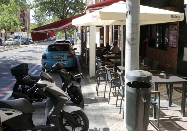 Terraza recogida en la acera que ha tenido también mesas y sillas en la zona de aparcamiento.