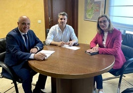 El subdelegado del Gobierno, Jacinto Canales (izquierda), junto a los concejales de Toma la Palabra en el Ayuntamiento de Valladolid.