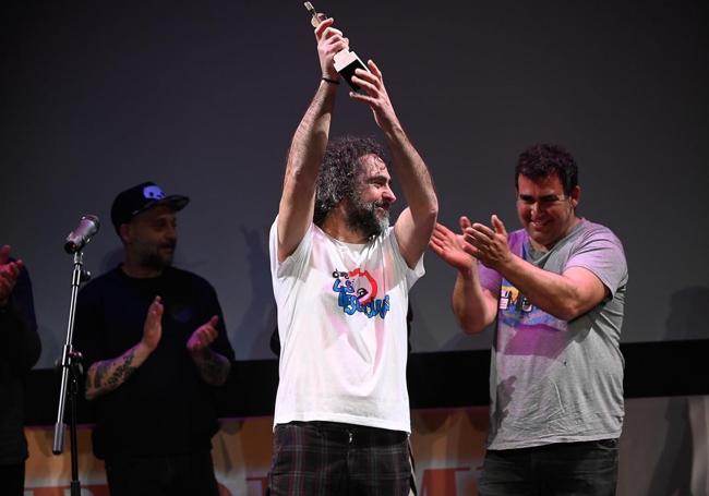 Javier Vilorio recoge el premio del público al videoclip 'Los coches chocones' en la Semana de Cine de Medina del Campo, en marzo de 2023.
