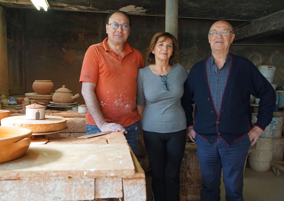 Imagen secundaria 1 - Nicolás García (tercero por la derecha), abuelo materno de Chusma. Abajo, Jesús Maruel, Montse y Manuel García, en el obrador actual. A la derecha, patio de la alfarería familiar en los años sesenta del siglo XX.