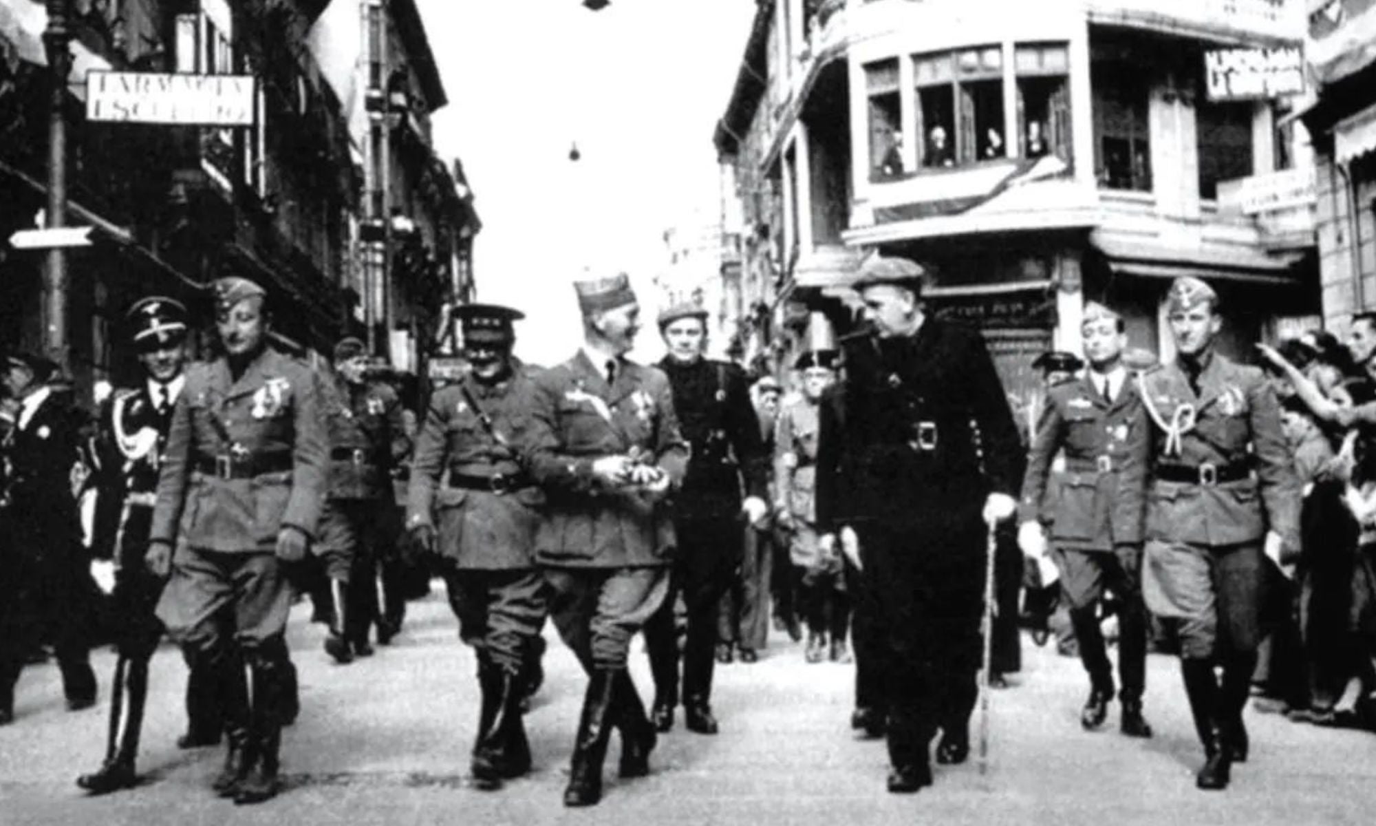 Calle Gerneralísimo Franco en 1940; la que actualmente es la calle Ancha.