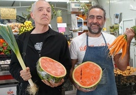 Fernando Martín y Javier Vilorio, artífices del mítico tema 'Los coches chocones', en el mercado de abastos de Medina.