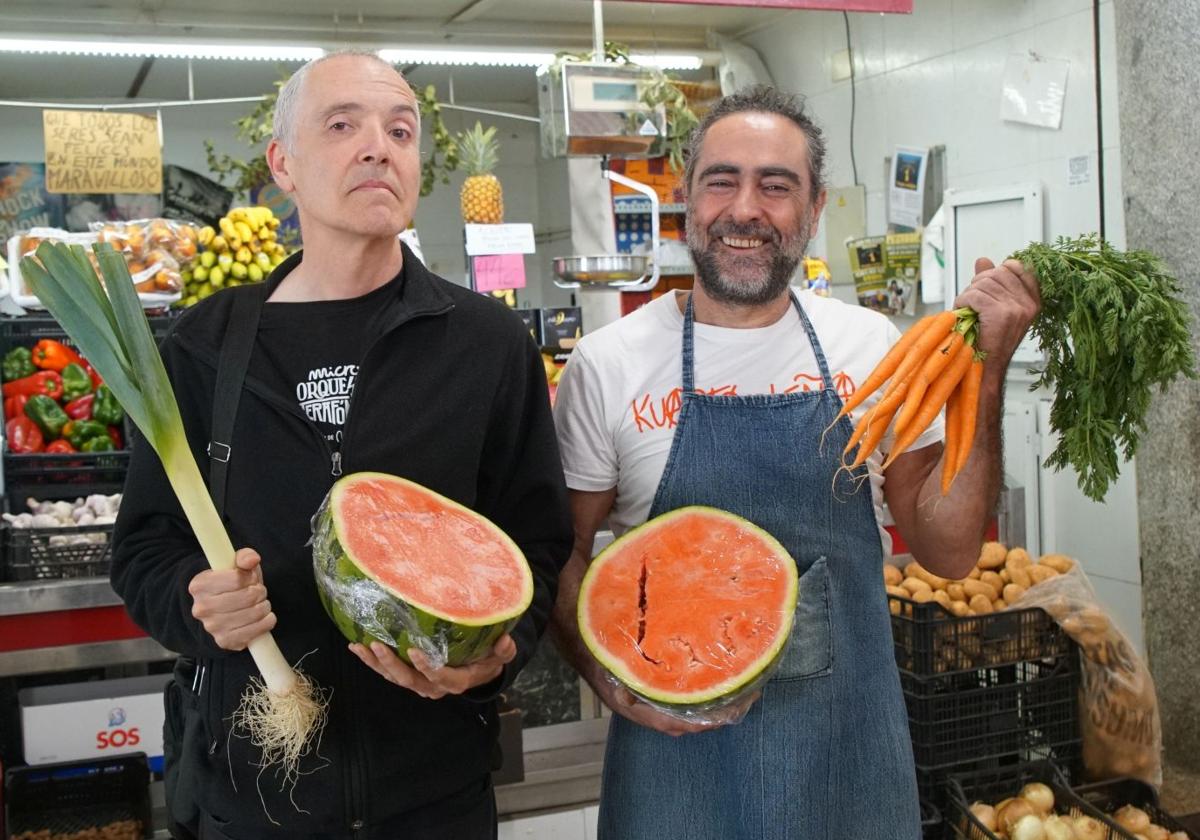 Fernando Martín y Javier Vilorio, artífices del mítico tema 'Los coches chocones', en el mercado de abastos de Medina.